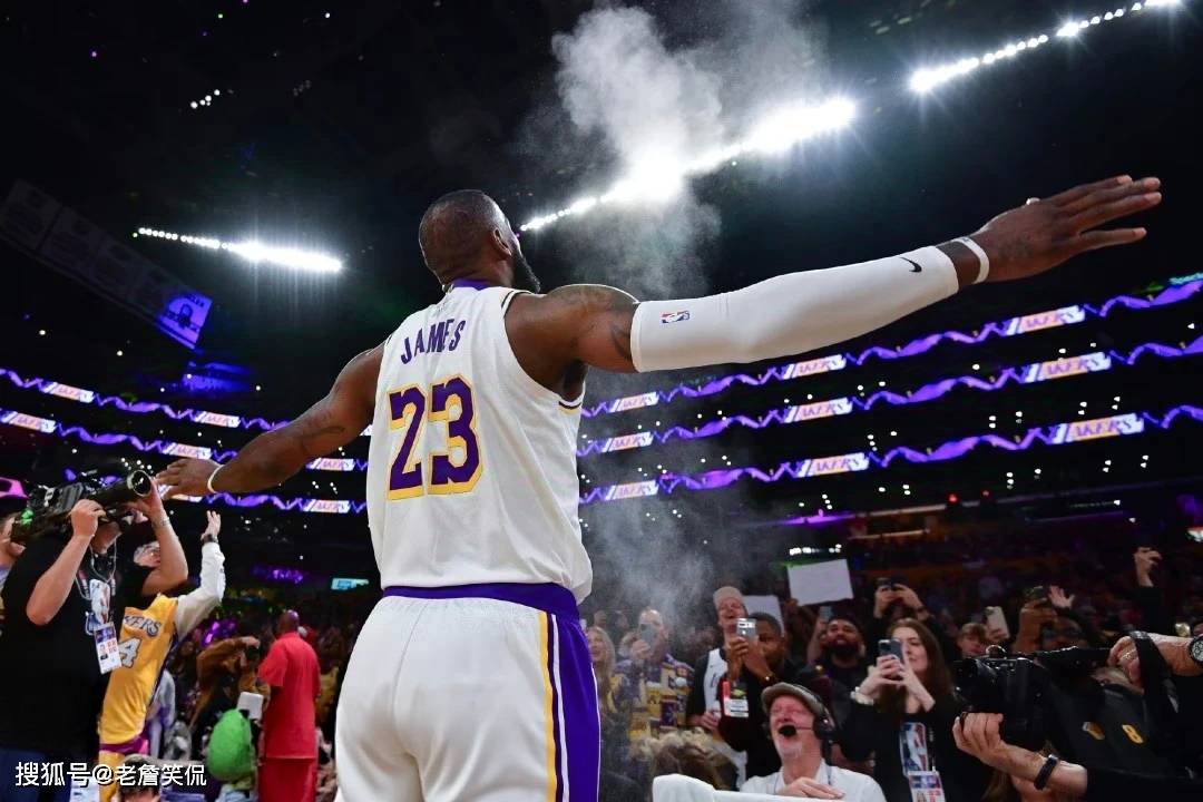 九游官网网页版詹姆斯新星险胜表现突出，西班牙队前途光明！观众掌声雷动的简单介绍